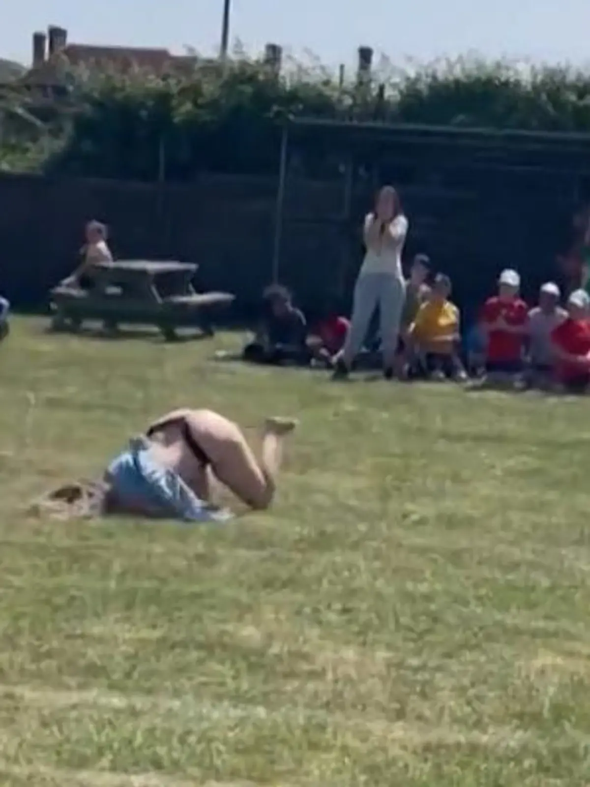 Katie Hannaford aus England wollte eigentlich zeigen, was für eine coole Mama sie ist. Beim Elternrennen auf dem Schulfest ihrer Tochter passiert dann allerdings etwas ziemlich peinliches. Die unvergessliche Szene zeigen wir im Video.