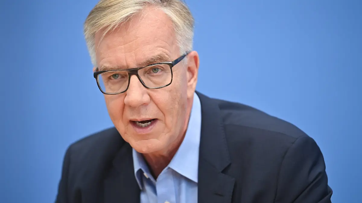 ARCHIV - 27.09.2021, Berlin: Dietmar Bartsch, Vorsitzender der Bundestagsfraktion der Partei Die Linke, äußert sich in der Bundespressekonferenz zum Ausgang der Bundestagswahl. Die Flugbereitschaft der Luftwaffe ist zwischen ihren Standorten in Köln/Bonn und Berlin weiterhin ganz überwiegend ohne Passagiere unterwegs. (Zu dpa "Regierungsmaschinen hatten 336 Leerflüge zwischen Standorten") Foto: Bernd Von Jutrczenka/dpa +++ dpa-Bildfunk +++
