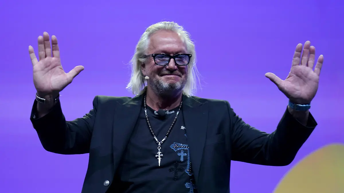 Robert Geiss, Unternehmer und TV-Reality-Star, steht auf der Bühne der Digital-Messe OMR in den Messehallen. Rund 70.000 Besucher werden am 9. und 10. Mai zum diesjährigen OMR Festival in Hamburg erwartet, einer der größten Marketing- und Digitalkonferenzen in Europa.