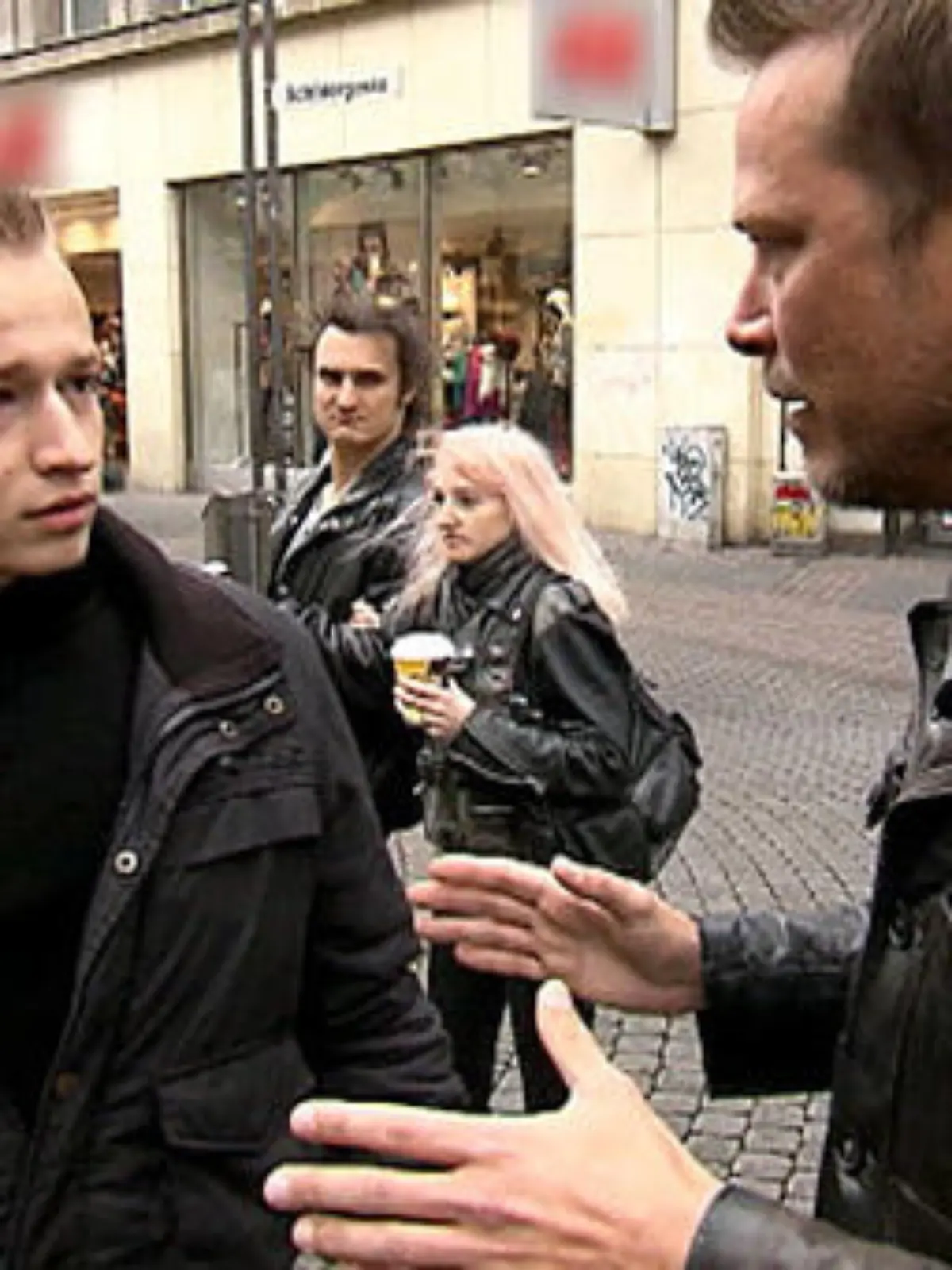 Bild zu: "Freunde beklauen die Passanten"