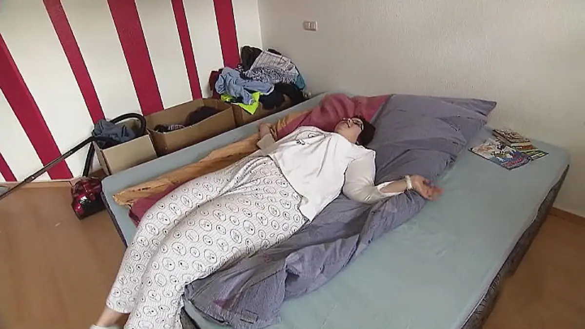 Mikey beim Schlafzimmer-Check Nadine: "Das ist aber ganz schön hart"