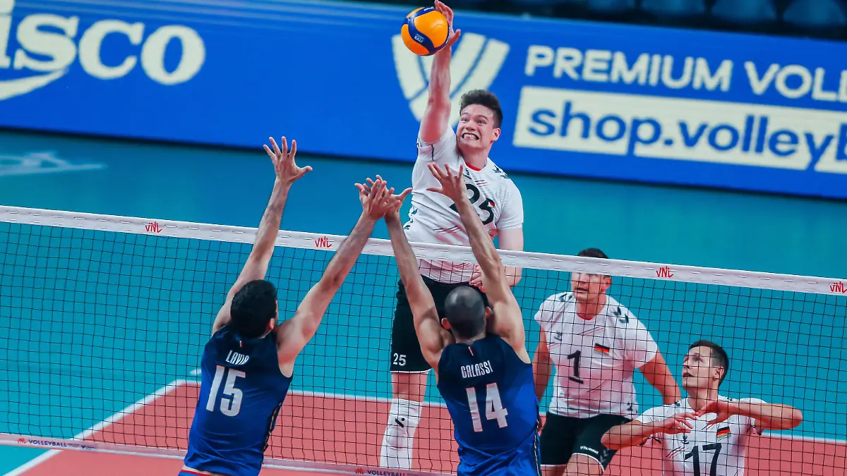 220622 -- QUEZON CITY, June 22, 2022 -- Germany s Lukas Maase top spikes the ball during the FIVB Volleyball Nations League Men s Pool 3 match between the Italy and Germany in Quezon City, the Philippines on June 22, 2022. SPPHILIPPINES-QUEZON CITY-FIVB VOLLEYBALL NATIONS LEAGUE-ITALY VS GERMANY ROUELLExUMALI PUBLICATIONxNOTxINxCHN