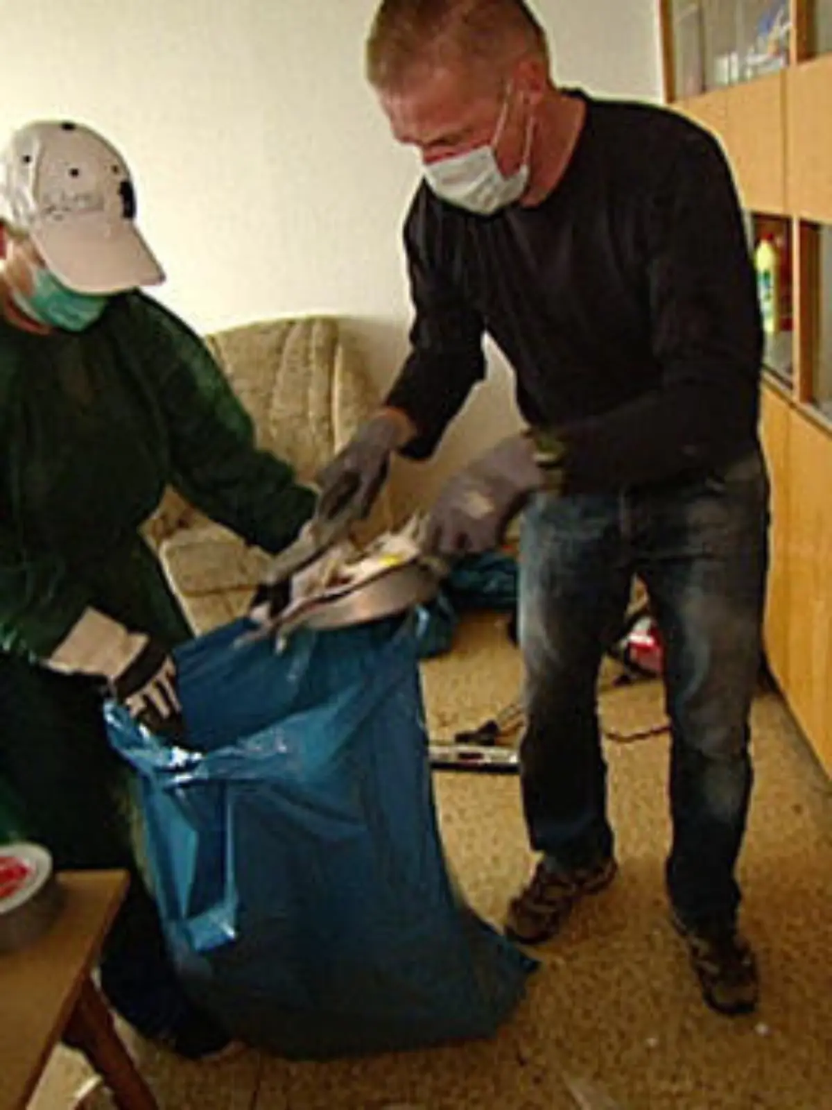 Bild zu: "Müll einfach in einem Zimmer gestapelt"