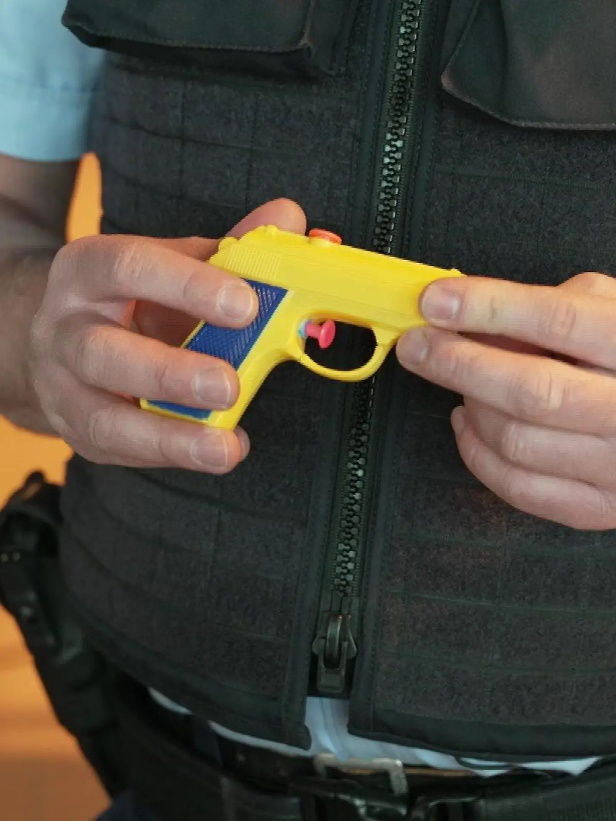 Bei der Sicherheitskontrolle entdecken die Beamten regelmäßig Gegenstände, die nicht ins Handgepäck gehören.