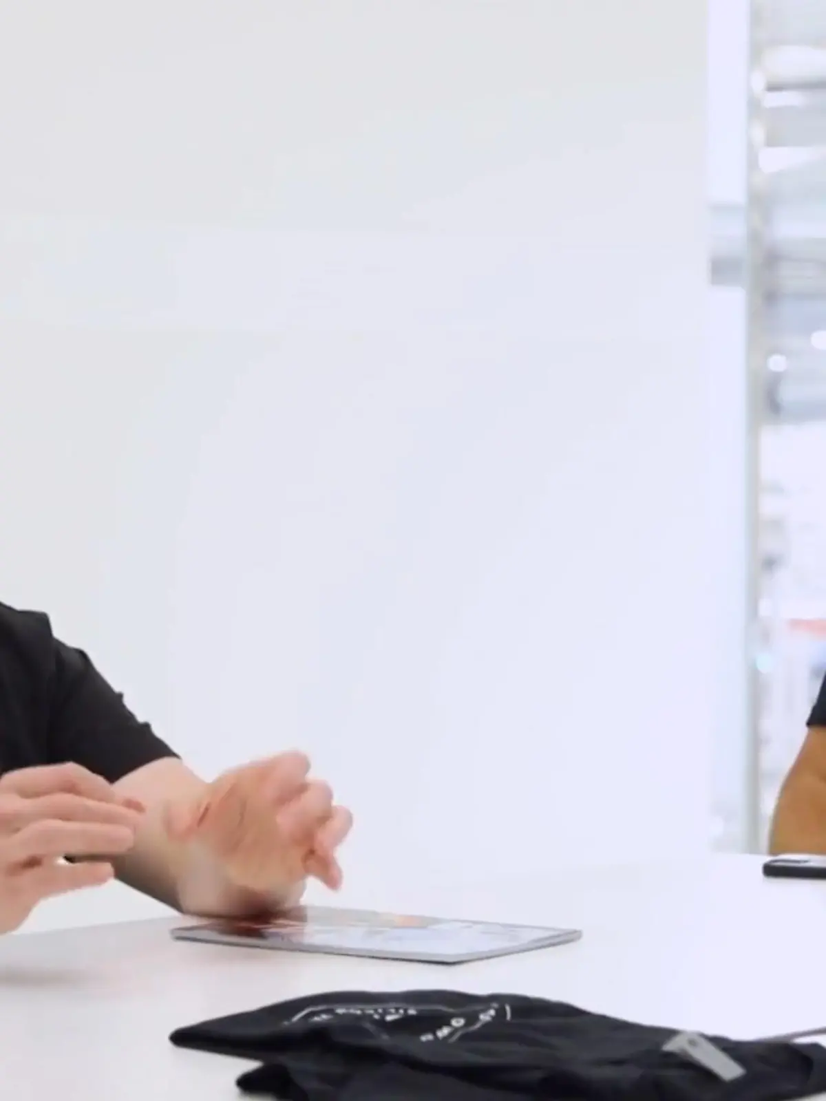 Teslas neue Elektroauto-Fabriken in Grünheide bei Berlin und Austin im US-Bundesstaat Texas verlieren nach Angaben von Konzernchef Elon Musk derzeit „Milliarden an Dollar“. Musk bezeichnete die Standorte in einem Video-Interview als „gigantische Geldverbrennungsöfen“.