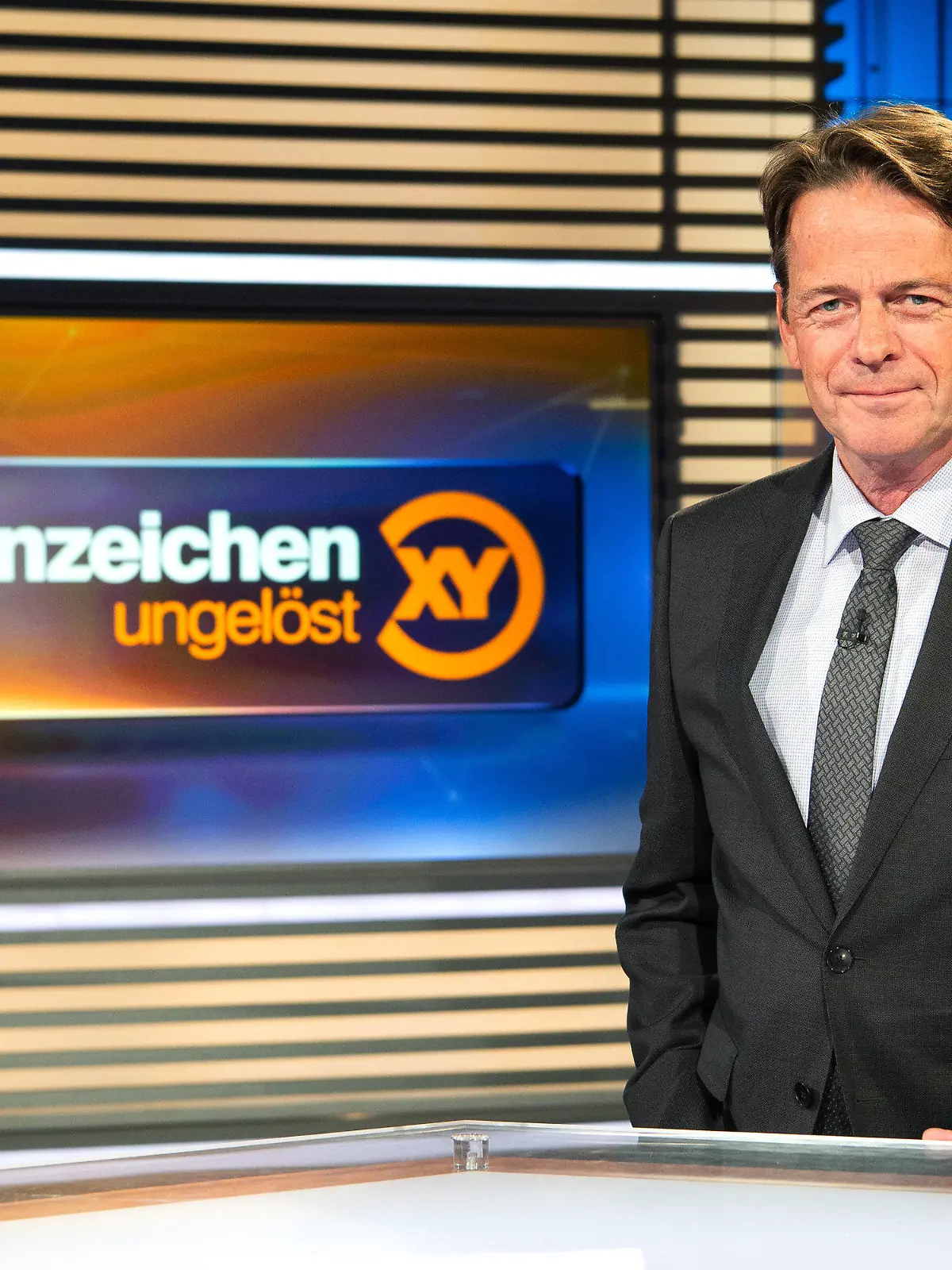 ARCHIV - 05.02.2019, Bayern, Grünwald: ZDF-Moderator Rudi Cerne im Studio der Sendung «Aktenzeichen XY ... ungelöst». Foto: Sina Schuldt/dpa +++ dpa-Bildfunk +++