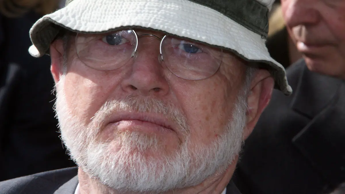 ARCHIV - 02.05.2006, Niedersachsen, Hannover: Schauspieler Ernst Jacobi während der Dreharbeiten zum Fernsehfilm "Mein alter Freund Fritz". Der Schauspieler Ernst Jacobi ist tot. Er starb im Alter von 88 Jahren, wie sein Management am 23.04.2022 mitteilte. Foto: Holger Hollemann/dpa +++ dpa-Bildfunk +++