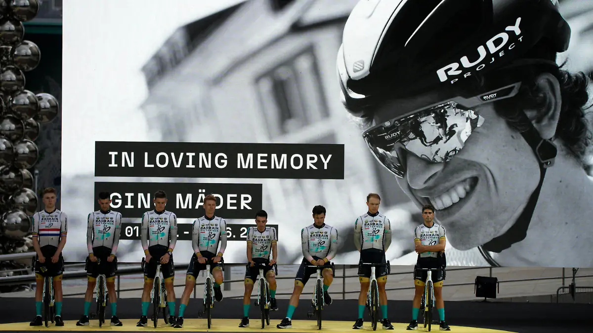 29.06.2023, Spanien, Bilbao: Fahrer des Bahrain-Victorious-Teams halten am Guggenheim-Museum eine Schweigeminute zu Ehren des Schweizers Gino Mader ab. Die 110. Tour de France wurde somit mit einem emotionalen Moment eröffnet. Foto: Daniel Cole/AP +++ dpa-Bildfunk +++