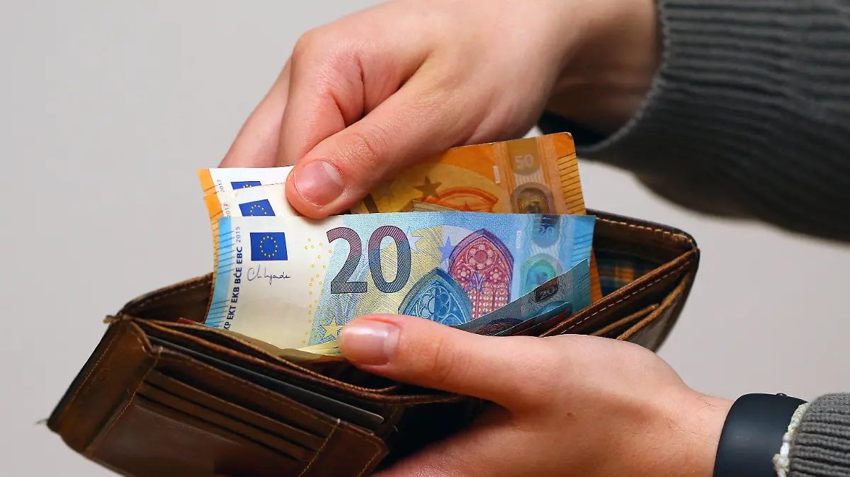 Symbolbild: Eine Frau zählt ihre Geldscheine ihrem Portemonnaie. In Zeiten von steigenden Energiekosten müssen viele Bürger den sparen.