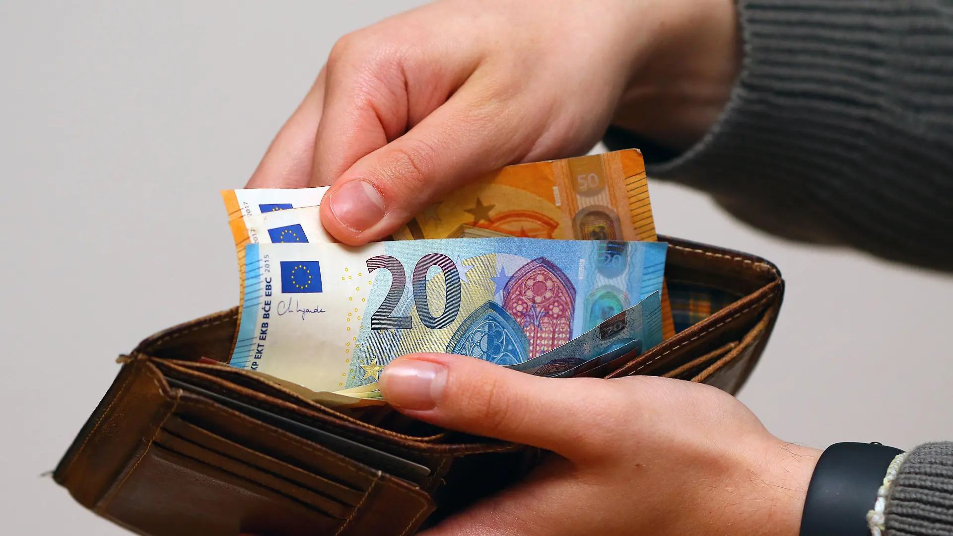 Symbolbild: Eine Frau zählt ihre Geldscheine ihrem Portemonnaie. In Zeiten von steigenden Energiekosten müssen viele Bürger den sparen.