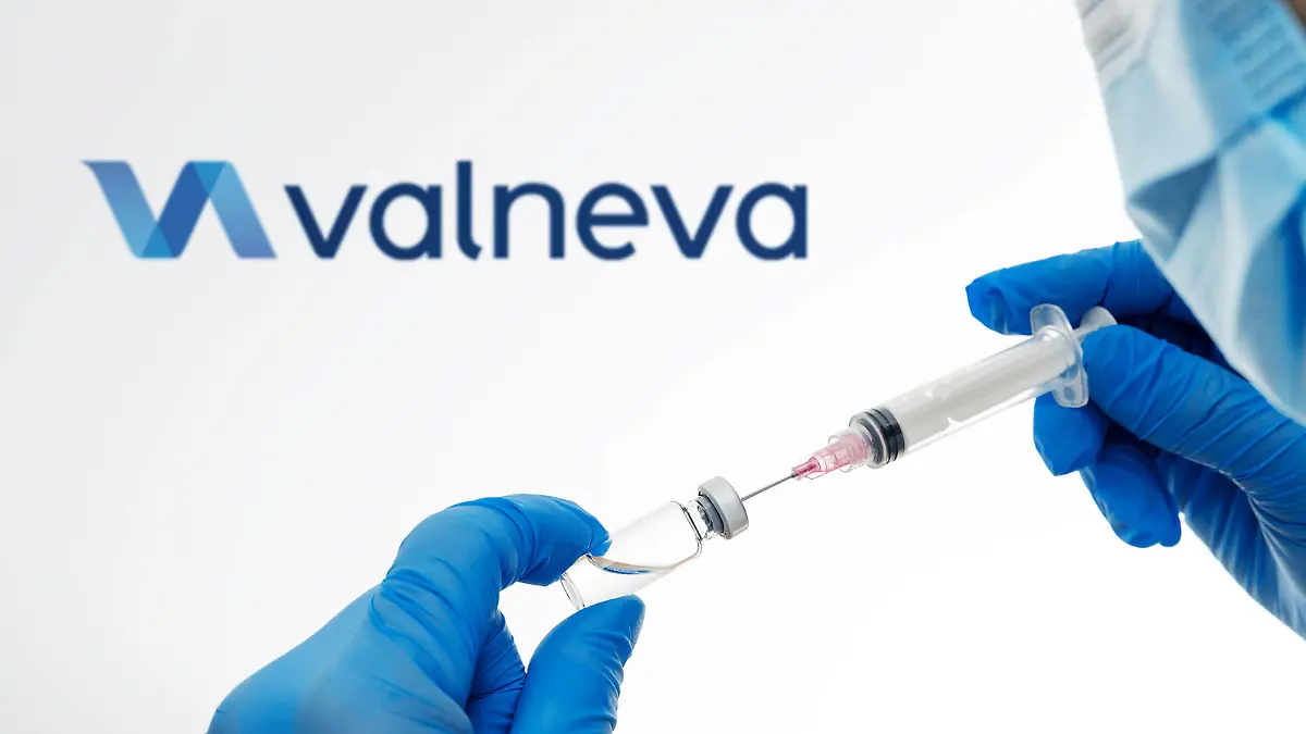 26 February 2022: Valneva Covid 19 coronavirus vaccination inscription - New Omikron vaccine Valneva Covid-19 dead vaccine VLA2001 doctor draws a syringe on symbol photo PHOTOMONTAGE *** Valneva Covid 19 Coronavirus Impfung Aufschrift - Neuer Omikron Impfstoff Valneva Covid-19 Totimpfstoff VLA2001 Arzt zieht eine Spritze auf Symbolfoto FOTOMONTAGE