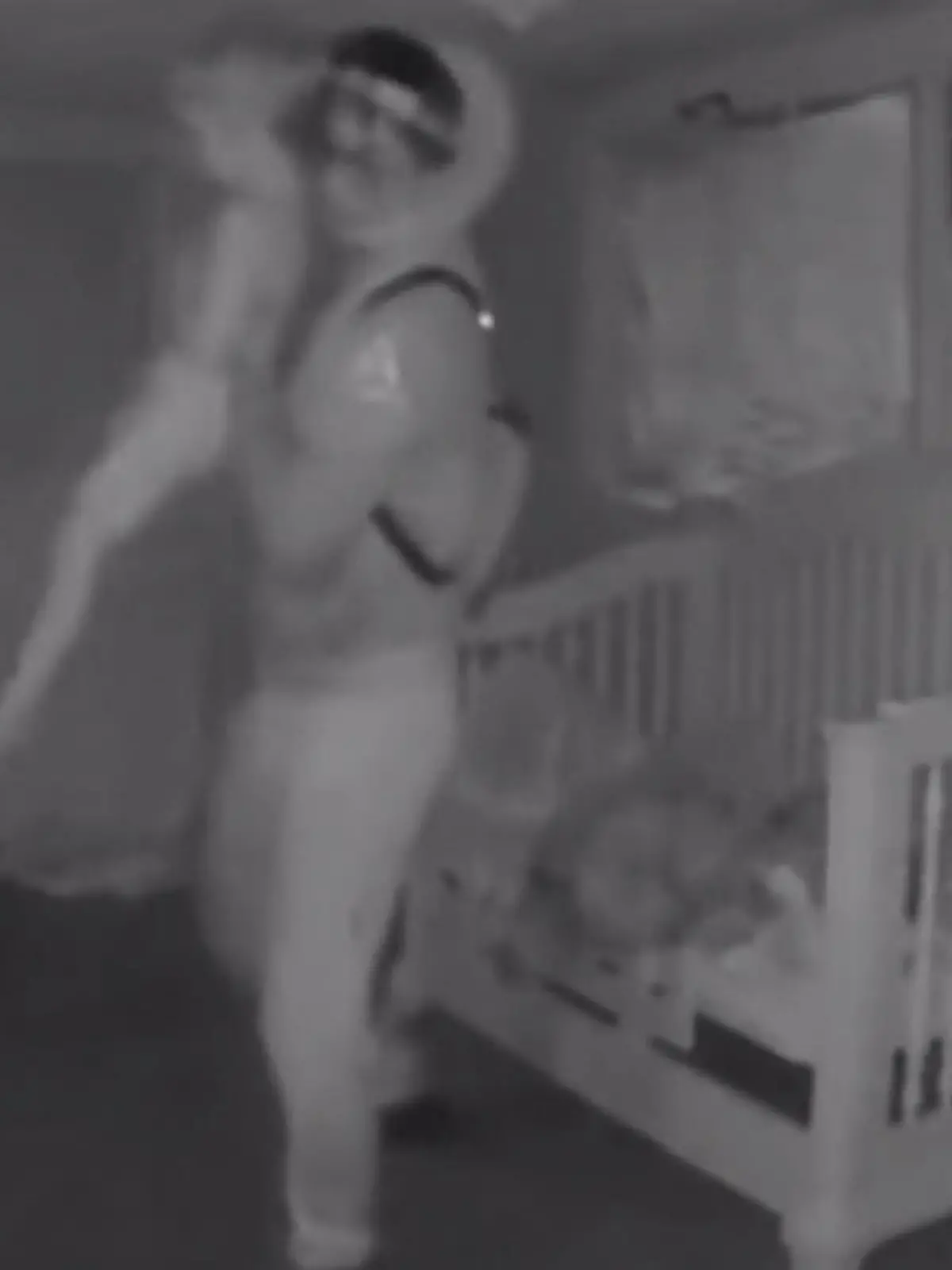 Horror - absoluter Horror ist das, was Papa Trevor Gernon auf der Überwachungskamera zu sehen bekommt. Als er seine beiden Zwillinge morgens aus dem Bett holen will - fehlt einer von seinen Jungs. - aber wer ist der Täter. Ein ganzes Dorf begibt sich nun auf die Suche - und tatsächlich findet man den Entführer. Doch warum hat er den 4-jährigen mitgenommen?