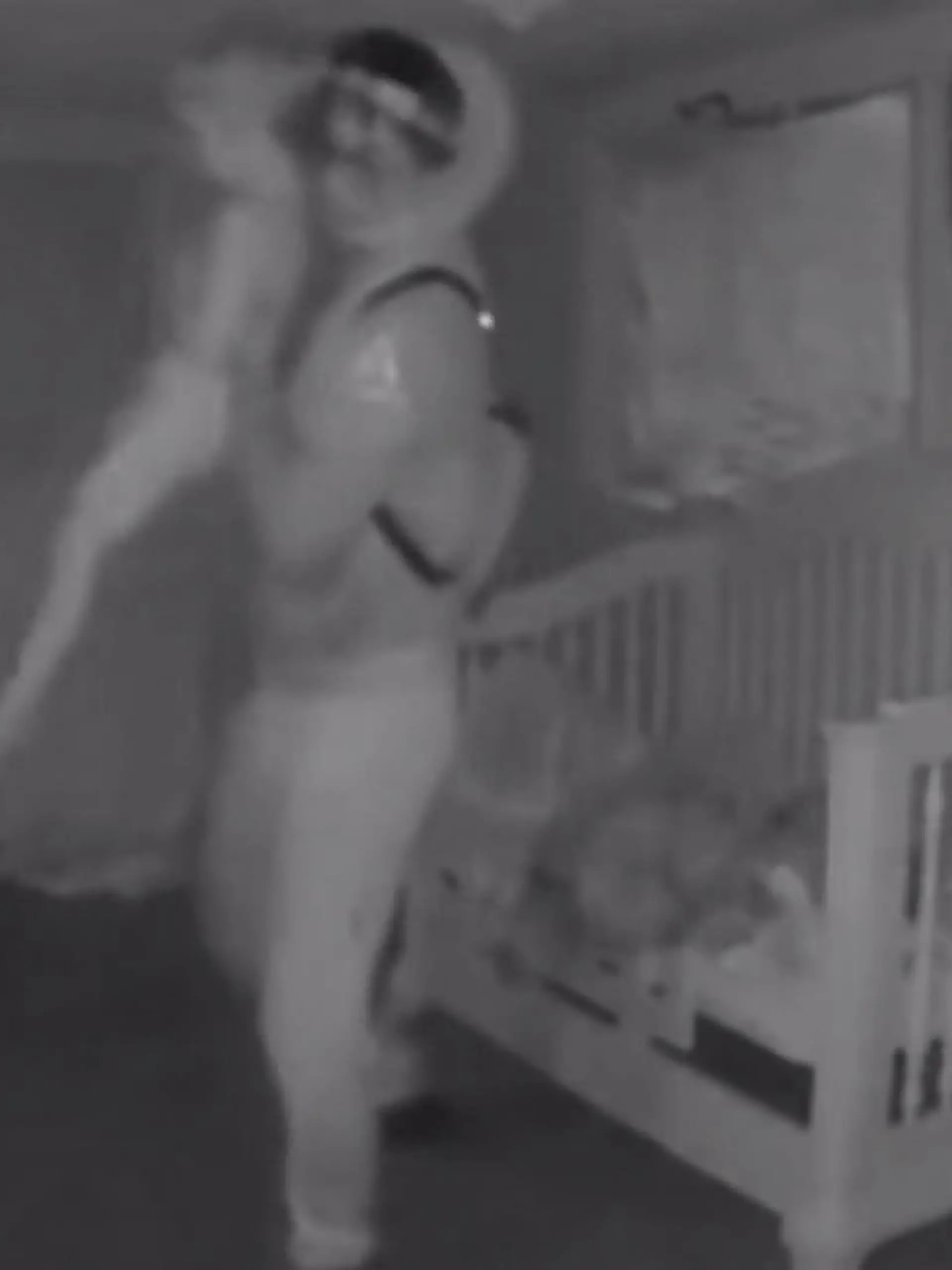 Horror - absoluter Horror ist das, was Papa Trevor Gernon auf der Überwachungskamera zu sehen bekommt. Als er seine beiden Zwillinge morgens aus dem Bett holen will - fehlt einer von seinen Jungs. - aber wer ist der Täter. Ein ganzes Dorf begibt sich nun auf die Suche - und tatsächlich findet man den Entführer. Doch warum hat er den 4-jährigen mitgenommen?