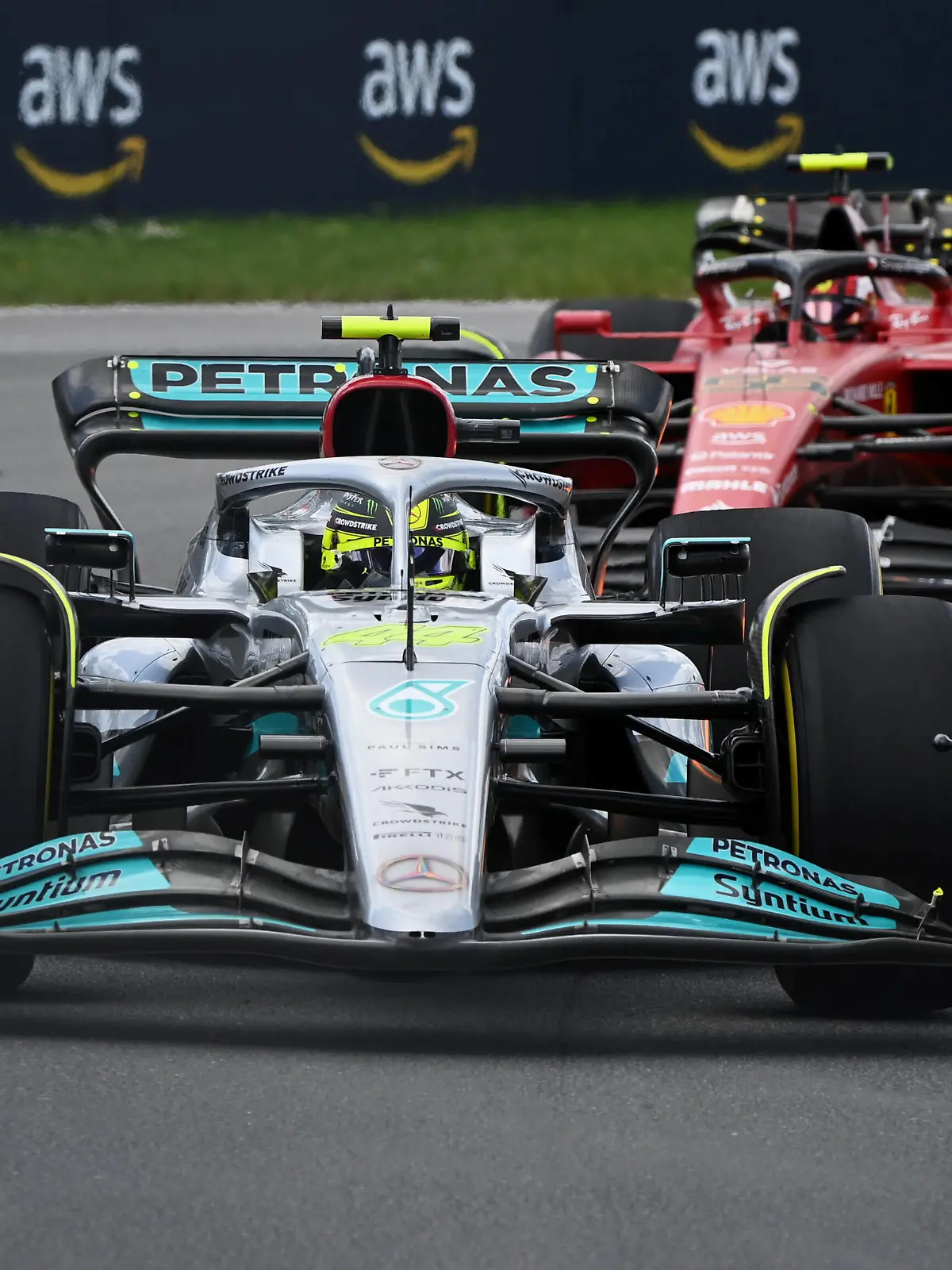  Formula 1 2022: Canadian GP CIRCUIT GILLES-VILLENEUVE, CANADA - JUNE 17: Sir Lewis Hamilton, Mercedes W13, leads Carlos Sainz, Ferrari F1-75 during the Canadian GP at Circuit Gilles-Villeneuve on Friday June 17, 2022 in Montreal, Canada. Photo by Mark Sutton / Sutton Images Images PUBLICATIONxINxGERxSUIxAUTxHUNxONLY GP2209_195617MS1_3374