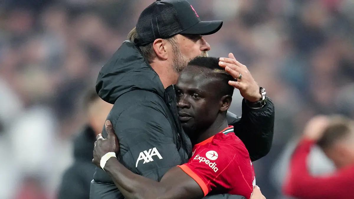 ARCHIV - 28.05.2022, Frankreich, Paris: Liverpool-Trainer Jürgen Klopp tröstet Sadio Mane nach dem Endspiel der UEFA Champions League zwischen dem FC Liverpool und Real Madrid CF im Stade de France. (zu "Fußballstar Mané zum Medizincheck in München eingetroffen") Foto: Nick Potts/PA Wire/dpa +++ dpa-Bildfunk +++