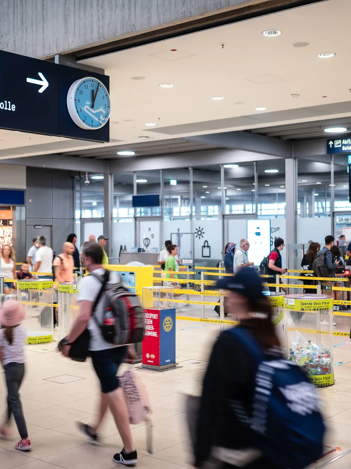 30.07.2022, Nordrhein-Westfalen, Köln: Normaler Betrieb herrscht an den Sicherheitskontrollen des Flughafens Köln/Bonn. Der Flughafen meldete am Morgen des vorletzten Ferien-Wochenendes Wartezeiten zwischen 30 und 60 Minuten. Foto: Marius Becker/dpa +++ dpa-Bildfunk +++