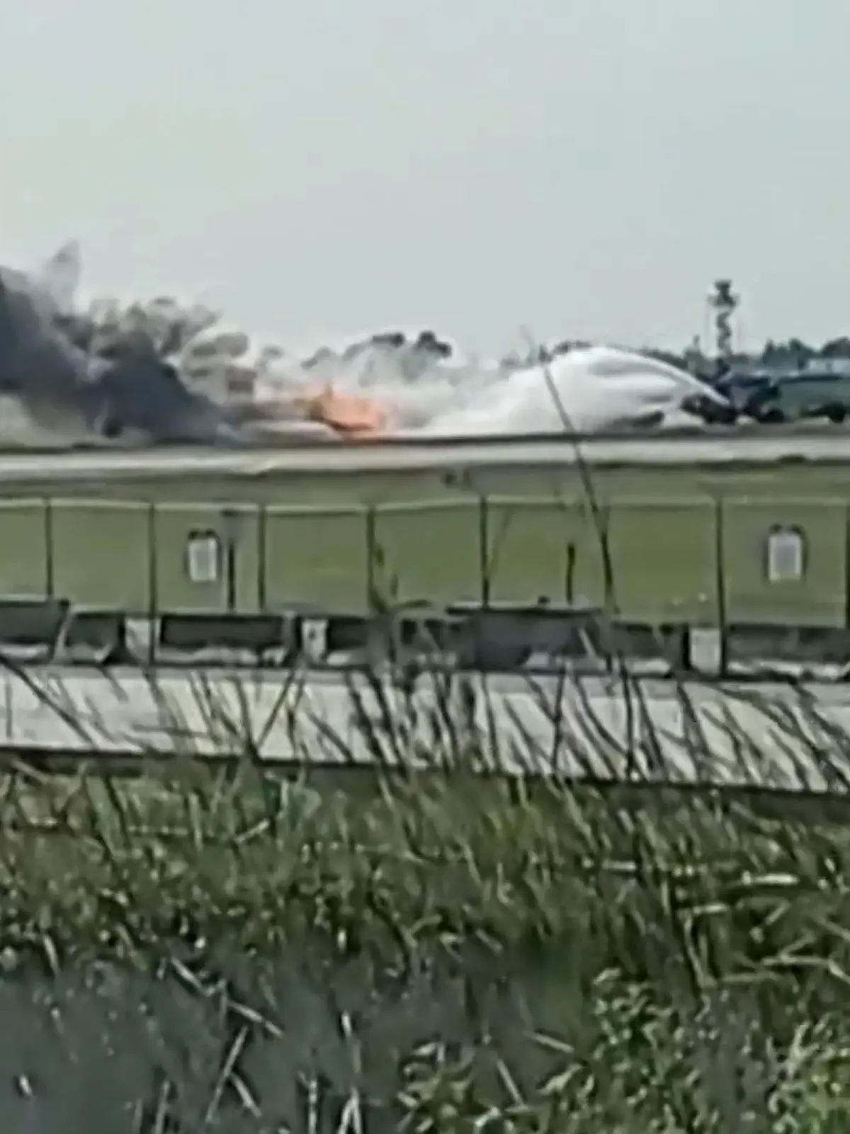 Ein Flugzeug musste in Miami eine Notlandung machen. Das Fahrwerk funktionierte nicht richtig und brach bei der Landung ab. Das Flugzeug raste bei der Bruchlandung durch einen Kommunikationsturm und fing Feuer. Erst auf einer Rasenfläche neben der Landebahn kam das Flugzeug zum Stehen.