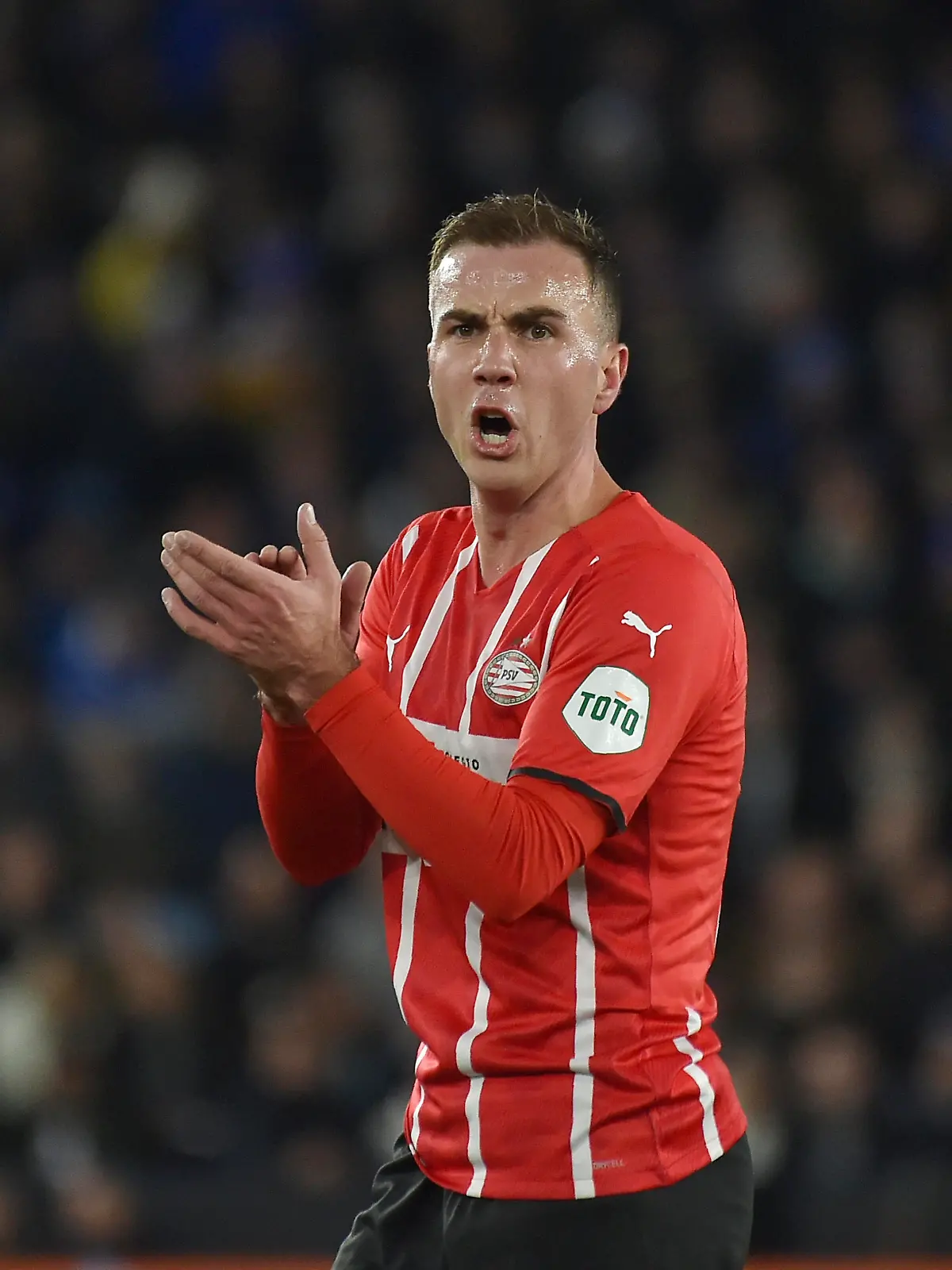 ARCHIV - 07.04.2022, Großbritannien, Leicester: Fußball: UEFA Europa Conference League, K.o.-Runde, Viertelfinale, Hinspiel, Leicester City - PSV Eindhoven. Mario Götze von PSV Eindhoven gestikuliert während des Spiels. (zu dpa «Götze-Transfer zu Eintracht Frankfurt fix - Vertrag bis 2025») Foto: Rui Vieira/AP/dpa +++ dpa-Bildfunk +++