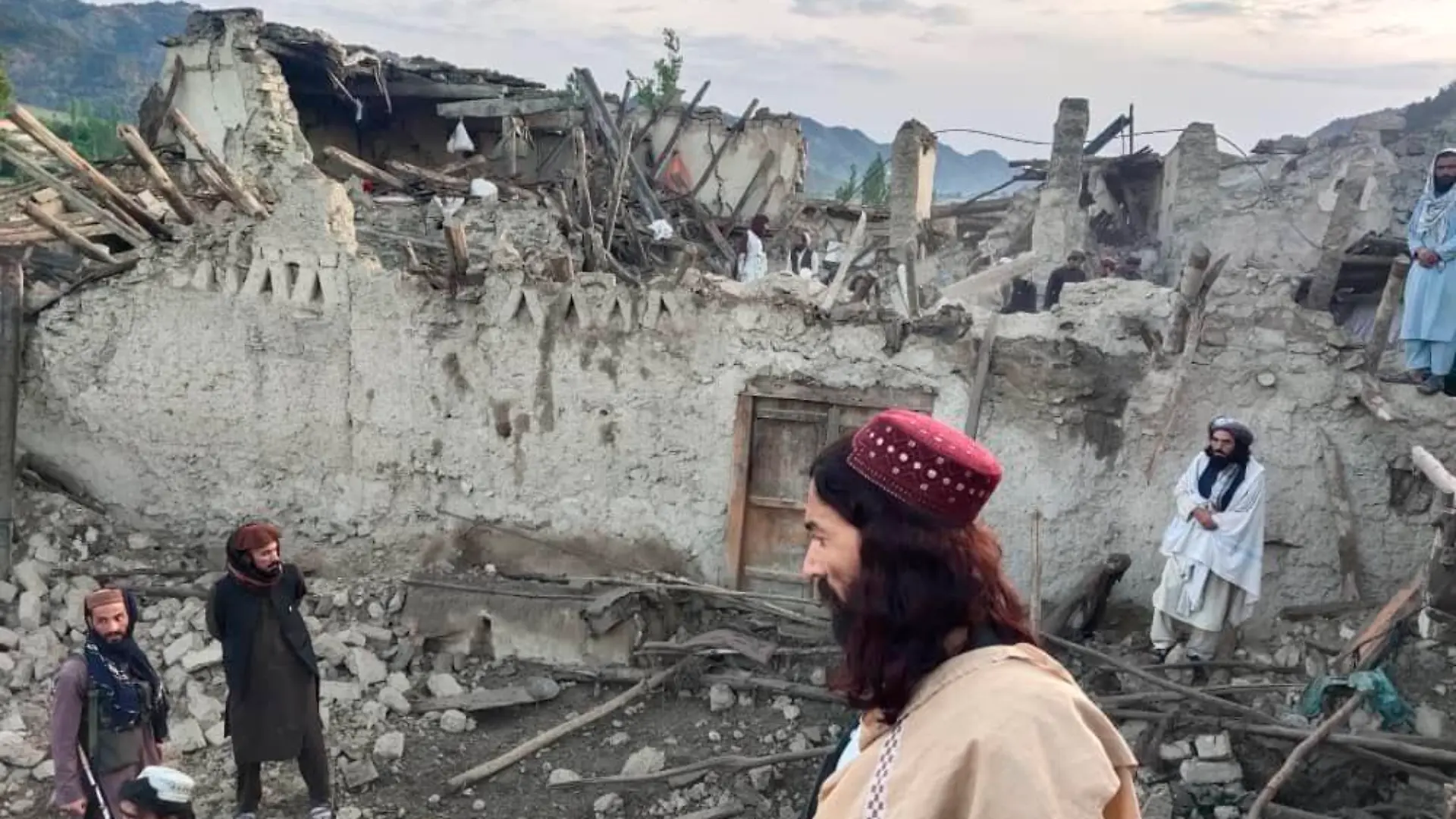 HANDOUT - 22.06.2022, Afghanistan, Paktika Province: Auf diesem von der staatlichen Nachrichtenagentur Bakhtar veröffentlichten Foto betrachten Afghanen die Zerstörung durch ein Erdbeben in der ostafghanischen Provinz Paktika. Foto: Uncredited/Bakhtar News Agency/AP/dpa - ACHTUNG: Nur zur redaktionellen Verwendung und nur mit vollständiger Nennung des vorstehenden Credits +++ dpa-Bildfunk +++