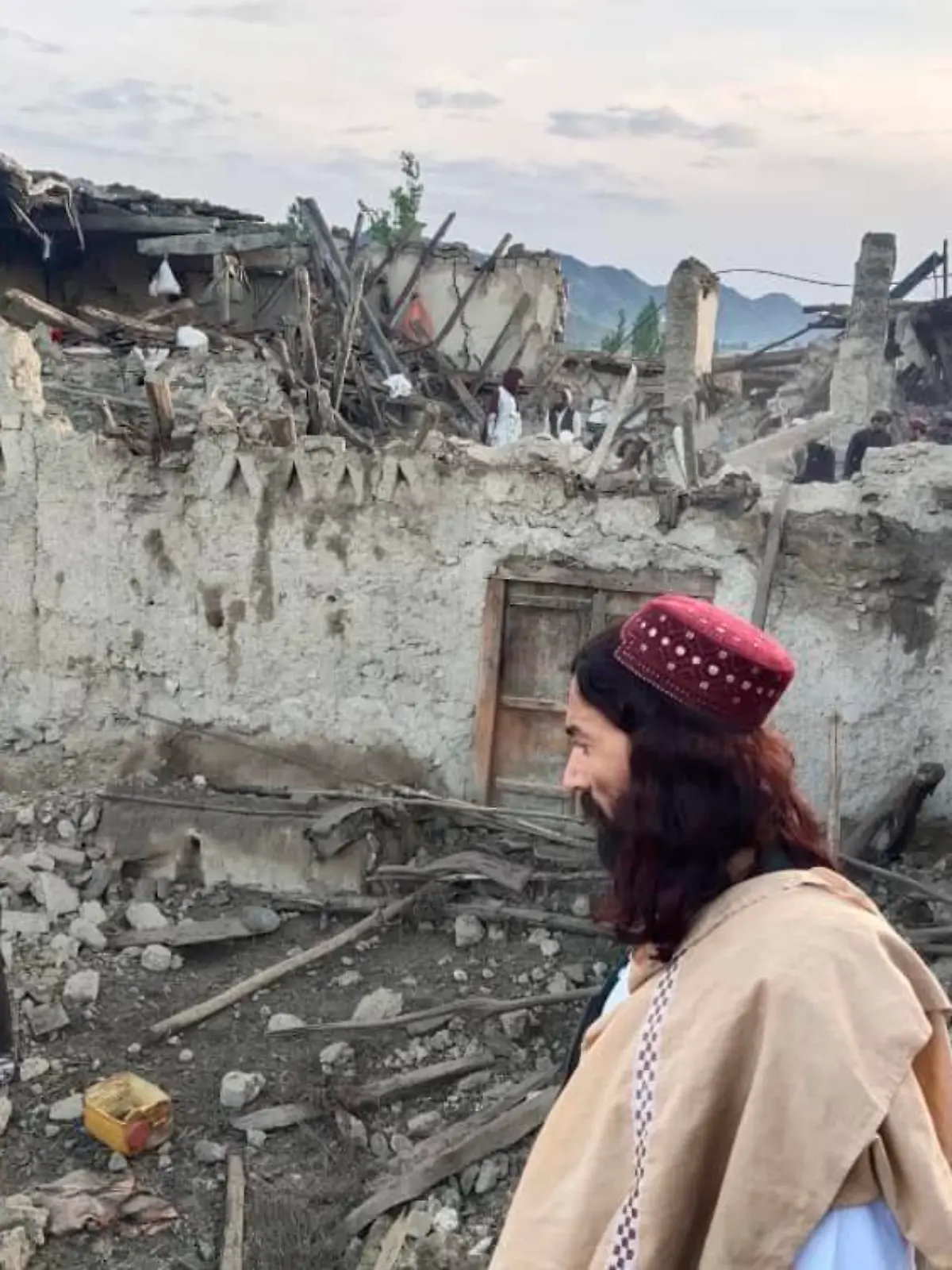 HANDOUT - 22.06.2022, Afghanistan, Paktika Province: Auf diesem von der staatlichen Nachrichtenagentur Bakhtar veröffentlichten Foto betrachten Afghanen die Zerstörung durch ein Erdbeben in der ostafghanischen Provinz Paktika. Foto: Uncredited/Bakhtar News Agency/AP/dpa - ACHTUNG: Nur zur redaktionellen Verwendung und nur mit vollständiger Nennung des vorstehenden Credits +++ dpa-Bildfunk +++
