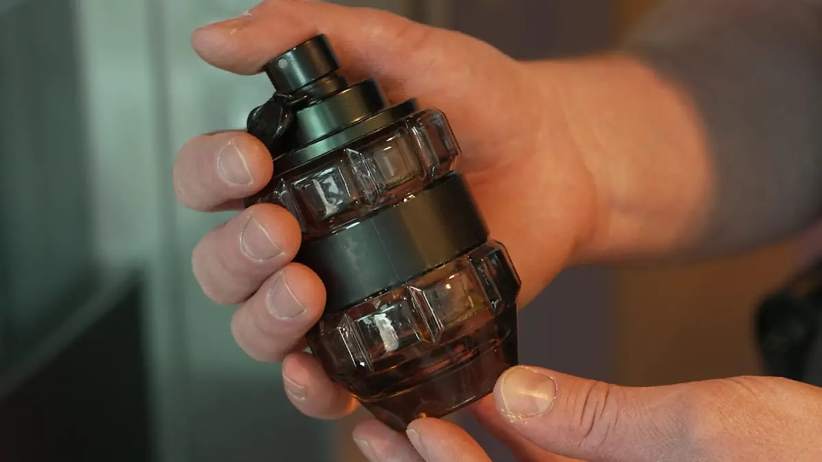 Weil die Parfumflasche aussieht wie eine Handgranate, darf sie nicht im Handgepäck reisen.