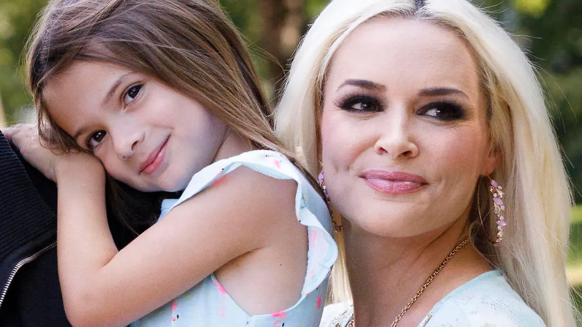  Daniela Katzenberger mit Ehemann Lucas Cordalis und Tochter Sophia beim Fototermin zur der Präsentation ihres neuen Buches Die Mutti-Mafia - kann mich mal... gernhaben auf dem Spielplatz Mediapark. Köln, 13.07.202 *** Daniela Katzenberger with husband Lucas Cordalis and daughter Sophia at the photo session for the presentation of her new book Die Mutti Mafia kann mich mal gernhaben haben on the playground Mediapark Cologne, 13 07 202 Foto:xC.xHardtx/xFuturexImage