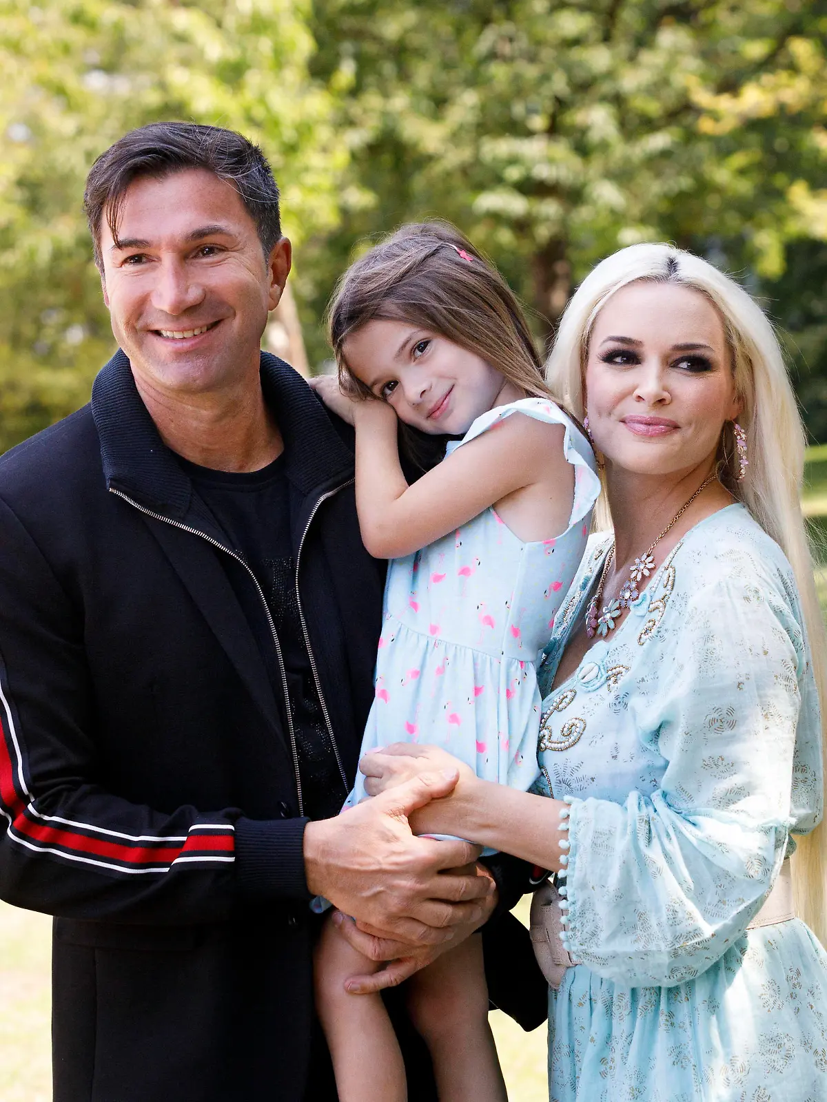 Daniela Katzenberger mit Ehemann Lucas Cordalis und Tochter Sophia beim Fototermin zur der Präsentation ihres neuen Buches Die Mutti-Mafia - kann mich mal... gernhaben auf dem Spielplatz Mediapark. Köln, 13.07.202 *** Daniela Katzenberger with husband Lucas Cordalis and daughter Sophia at the photo session for the presentation of her new book Die Mutti Mafia kann mich mal gernhaben haben on the playground Mediapark Cologne, 13 07 202 Foto:xC.xHardtx/xFuturexImage