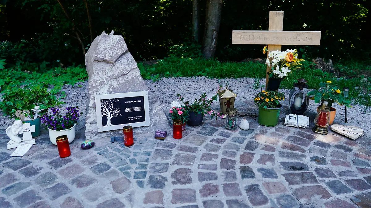 16.06.2022, Rheinland-Pfalz, Kusel: Ein Holzkreuz und Kerzen steht an einer Landstraße zwischen Kusel und Ulmet an einer Gedenkstätte für zwei getötete Polizisten. Der Mordprozess wegen tödlicher Schüsse auf zwei Polizisten bei einer nächtlichen Verkehrskontrolle in der Pfalz beginnt am 21. Juni in Kaiserslautern. (zu dpa: "Ex-Polizist gestaltet Gedenkort für erschossene Kollegen in der Pfalz") Foto: Uwe Anspach/dpa +++ dpa-Bildfunk +++