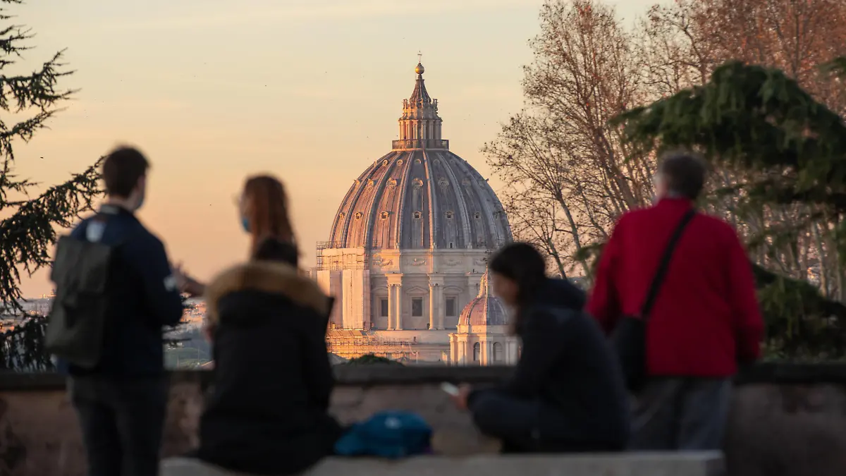 Italy: Last sunset of 2021 in Rome Tourists observe St. Peter s Dome at sunset from Piazzale Garibaldi on Janiculum Hill, on December 31, 2021 Rome Italy Copyright: MatteoxNardone 