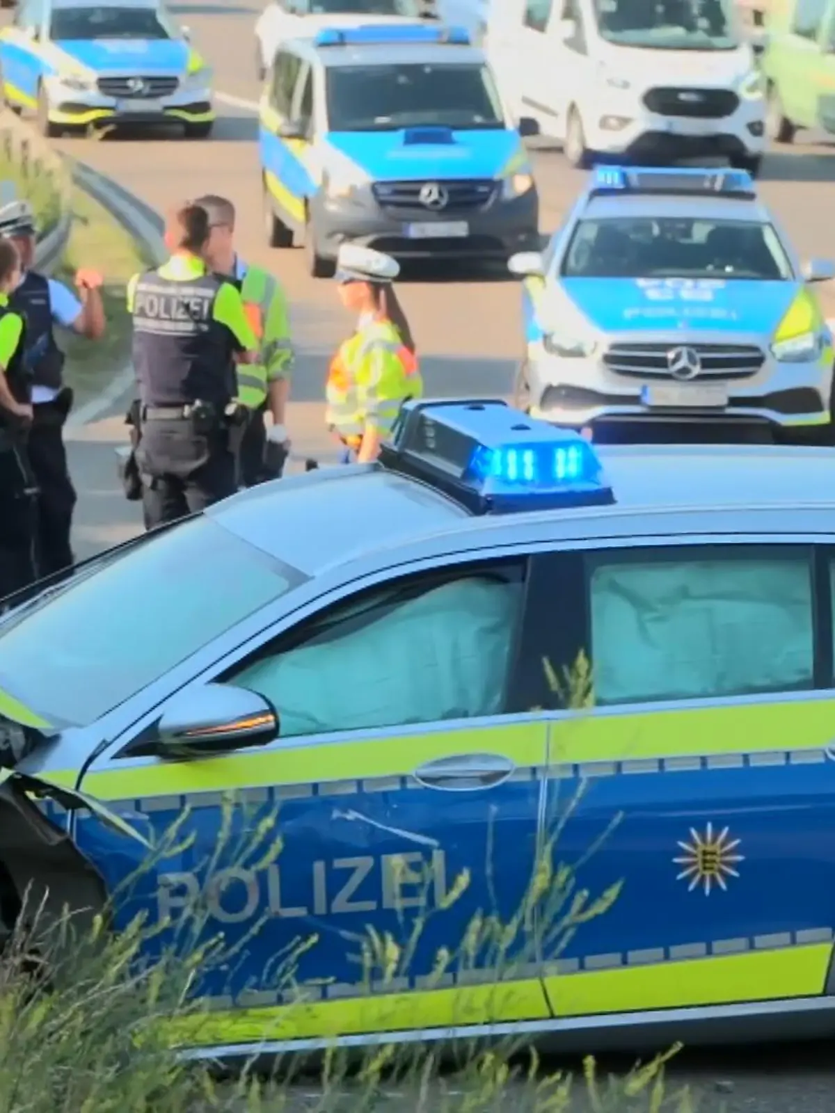 Es muss eine Szene wie im Kino gewesen sein: Polizisten lieferten sich am Dienstagnachmittag im Süden von Stuttgart eine Verfolgungsjagd mit einem Auto. Doch plötzlich verlor der Polizist, der am Steuer sitzt, die Kontrolle über den Streifenwagen und rammt die Fahrbahnbegrenzung. Die Polizisten werden verletzt, am Auto entsteht Totalschaden.