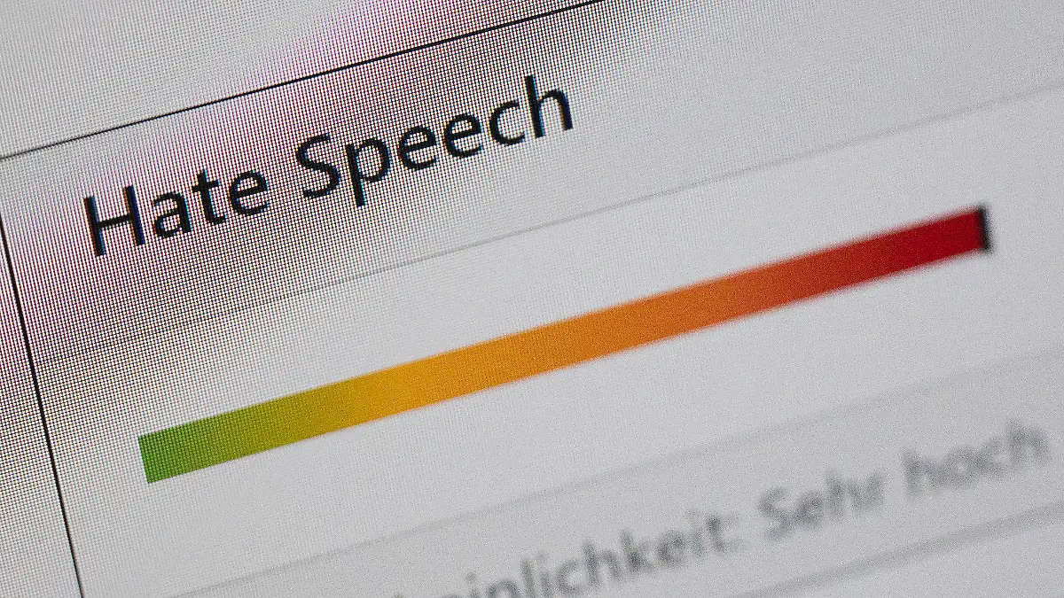 ARCHIV - 02.03.2022, Hessen, Dieburg: Auf der grafischen Oberfläche eines Projekts zur Erkennung von Hasskommentaren im Internet mittels Maschinellem Lernen schwebt ein Mauszeiger über dem Schalter "Toxizität berechnen". (zu dpa "Bundesweite Durchsuchungen nach Hass-Äußerungen im Internet") Foto: Sebastian Gollnow/dpa +++ dpa-Bildfunk +++