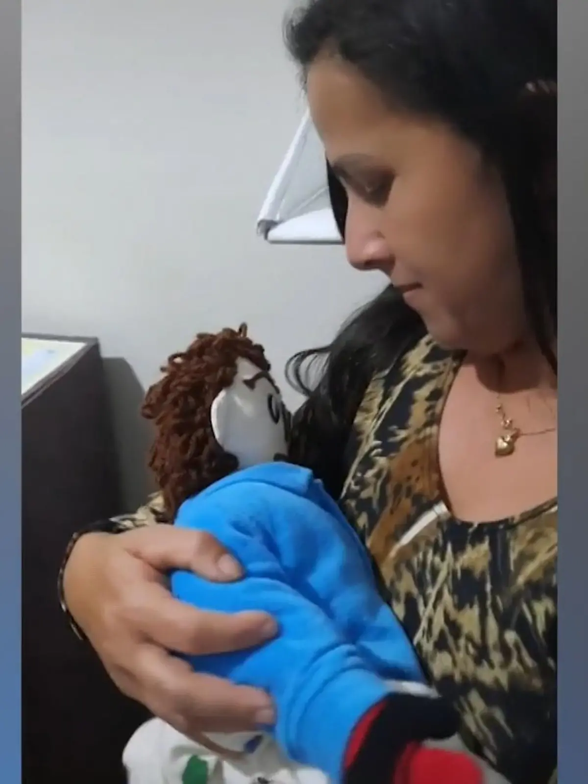 Merivone Rocha hat einen ganz besonderen Partner: eine Puppe, die ihre Mutter ihr geschneidert hat. Für Merivone war es Liebe auf den ersten Blick - inzwischen haben die beiden sogar ein gemeinsames „Kind".