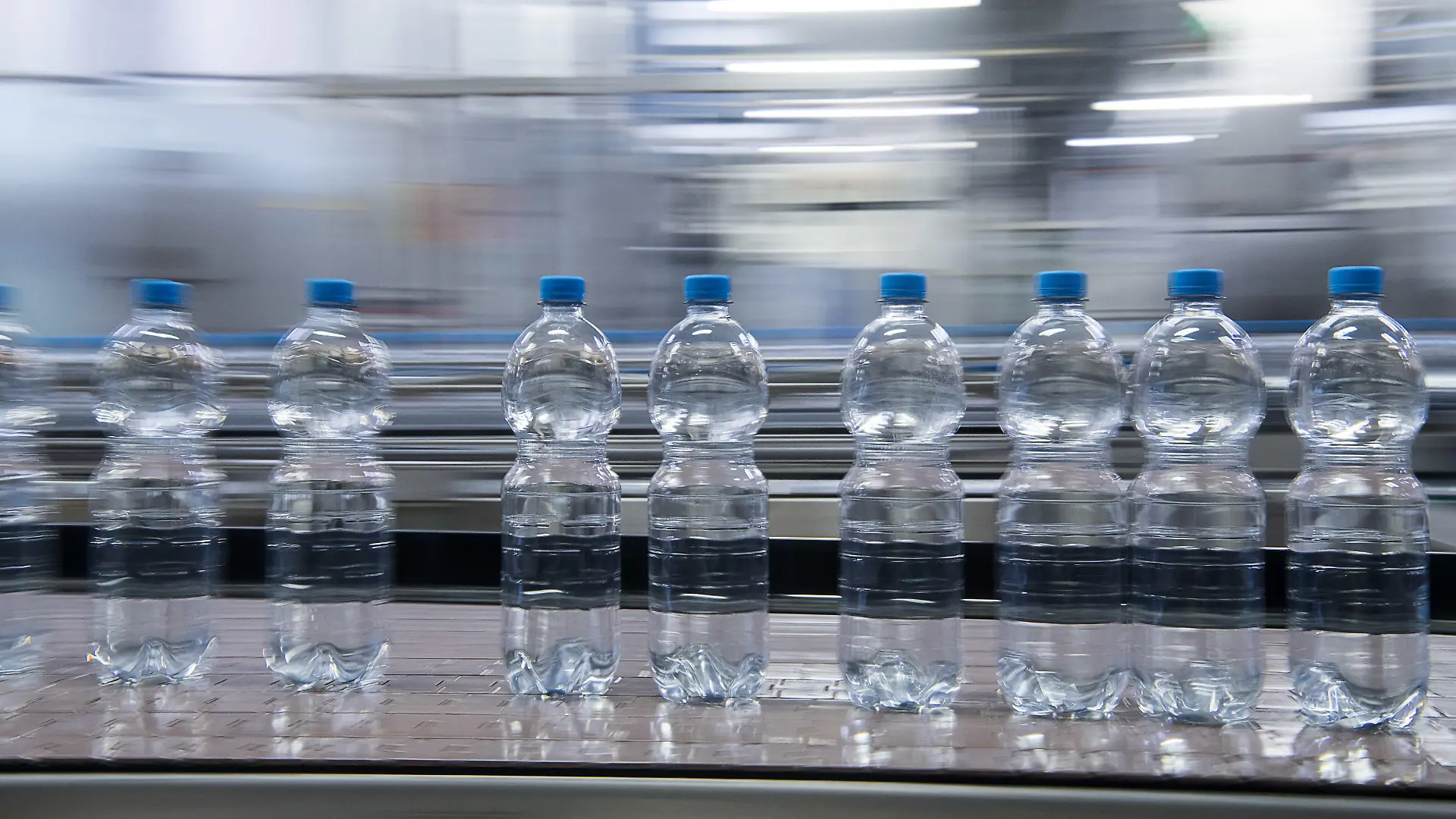 ARCHIV - 31.07.2018, Baden-Württemberg, Ensingen: Flaschen mit Mineralwasser sind in der Produktion des Getränkeherstellers Ensinger auf der Produktionsstrecke. In Deutschland ist im vergangenen Jahr weniger Mineralwasser produziert worden. (zu dpa «Weniger Mineralwasser in Deutschland produziert») Foto: Sebastian Gollnow/dpa +++ dpa-Bildfunk +++