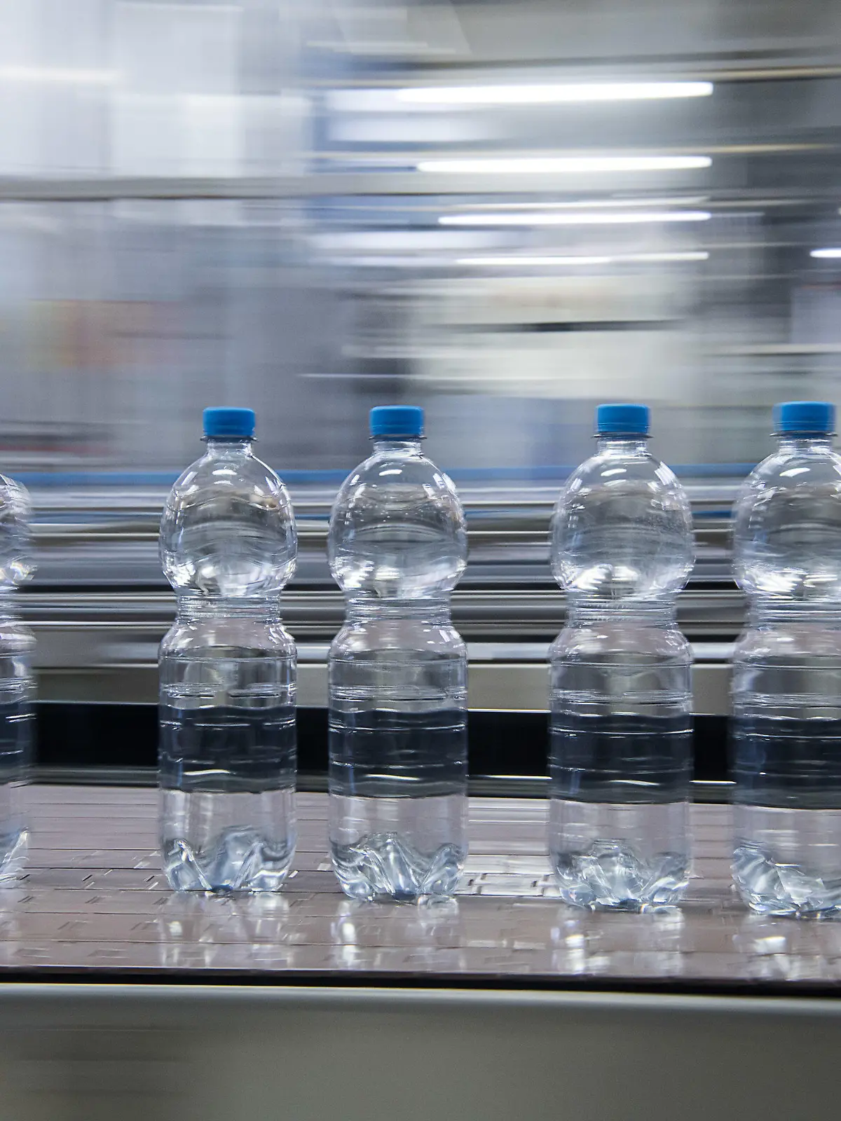 ARCHIV - 31.07.2018, Baden-Württemberg, Ensingen: Flaschen mit Mineralwasser sind in der Produktion des Getränkeherstellers Ensinger auf der Produktionsstrecke. In Deutschland ist im vergangenen Jahr weniger Mineralwasser produziert worden. (zu dpa «Weniger Mineralwasser in Deutschland produziert») Foto: Sebastian Gollnow/dpa +++ dpa-Bildfunk +++