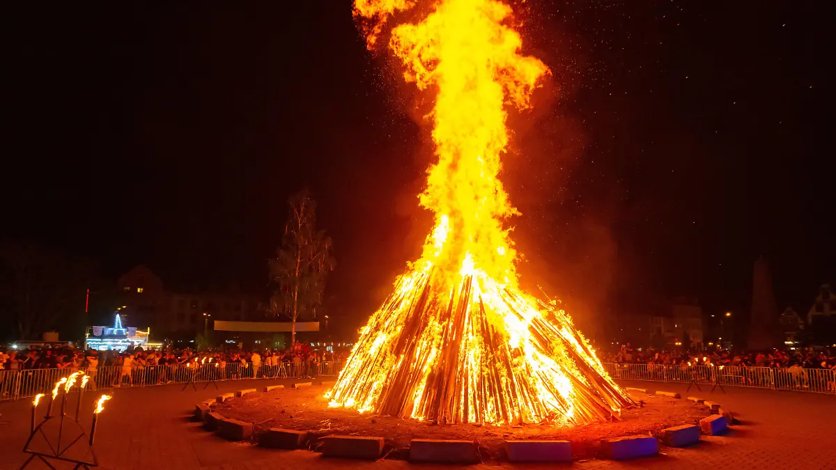 Das Walpurgisfeuer brennt waehrend der Walpurgisnacht am 30.04.2024 auf dem Domplatz in Erfurt. Der Name des Festes leitet sich von der heiligen Walburga ab, deren Gedenktag bis ins Mittelalter am 1. Mai, dem Tag ihrer Heiligsprechung, gefeiert wurde. The Walpurgis fire burns during Walpurgis night on April 30th, 2024 on the cathedral square in Erfurt. The name of the festival derives from St. Walburga, whose memorial day was celebrated on May 1st, the day of her canonization, until the Middle Ages. search: Deutschland Feste Volksfeste Braeuche Brauchtum Feier feiern Tradition traditionell traditionelle Volksfest Volksfeste Walpurgisnacht Walpurgisfeuer Walpurgis night Hexerei Spuk Hexenspuk Scheiterhaufen Hexentanz Hexenfeuer Hexentan