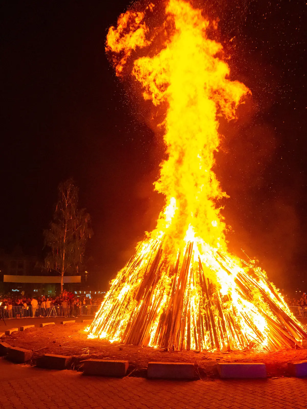 Das Walpurgisfeuer brennt waehrend der Walpurgisnacht am 30.04.2024 auf dem Domplatz in Erfurt. Der Name des Festes leitet sich von der heiligen Walburga ab, deren Gedenktag bis ins Mittelalter am 1. Mai, dem Tag ihrer Heiligsprechung, gefeiert wurde. The Walpurgis fire burns during Walpurgis night on April 30th, 2024 on the cathedral square in Erfurt. The name of the festival derives from St. Walburga, whose memorial day was celebrated on May 1st, the day of her canonization, until the Middle Ages. search: Deutschland Feste Volksfeste Braeuche Brauchtum Feier feiern Tradition traditionell traditionelle Volksfest Volksfeste Walpurgisnacht Walpurgisfeuer Walpurgis night Hexerei Spuk Hexenspuk Scheiterhaufen Hexentanz Hexenfeuer Hexentan