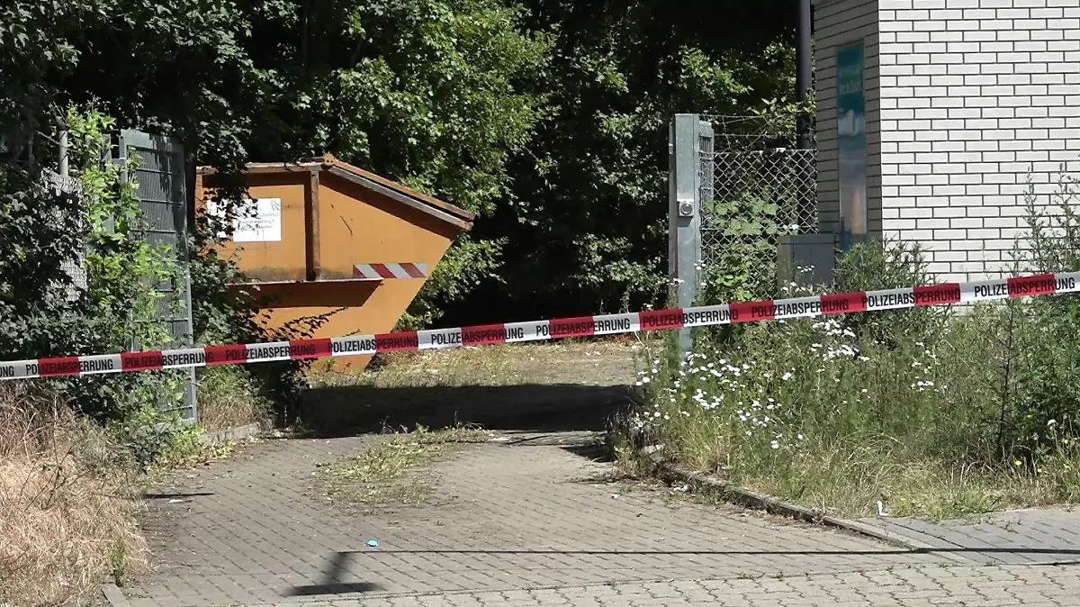 Bei der gestern in Salzgitter aufgefundenen Mädchenleiche handelt es sich vorbehaltlich abschließender Untersuchungen um das seit Sonntag vermisste 15-jährige Mädchen. Aufgrund der Gesamtumstände ist von einem Tötungsdelikt auszugehen. Eine für heute