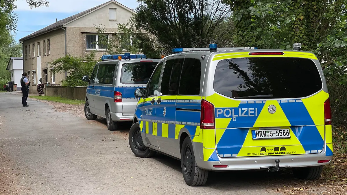 21.06.2022, Nordrhein-Westfalen, Kalletal: Polizeifahrzeuge stehen im Rahmen einer Grossfahndung auf einer Strasse in Kalletal. Bei der Fahndung nach einem 36-jährigen Mann im Kreis Lippe zieht die Polizei derzeit starke Kräfte in Kalletal zusammen. Nach Mitteilung der Polizei vom späten Dienstagnachmittag gehen die Ermittler einer Vielzahl von Hinweisen aus der Bevölkerung auf den Flüchtigen und seinen Aufenthaltsort im Ortsteil Stemmen nach. Ziel sei es, den Gesuchten zu finden und festzunehmen. Der Mann soll in der vergangenen Woche aus Eifersucht einen 39-Jährigen mit einer Axt getötet haben. Bei einer Verkehrskontrolle war er am Samstagmorgen zu Fuß geflüchtet. Seitdem wird nach ihm gefahndet. Foto: Christian Müller/dpa +++ dpa-Bildfunk +++