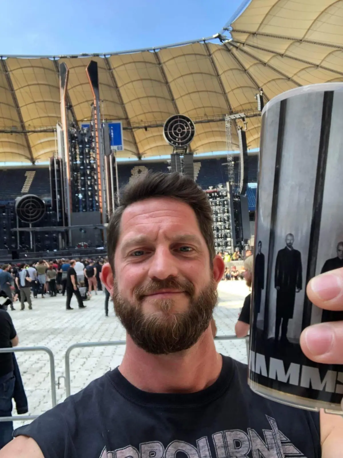 Bei dem Konzert entdeckt Ben eine Frau in der Menge, die er gerne wiedersehen möchte