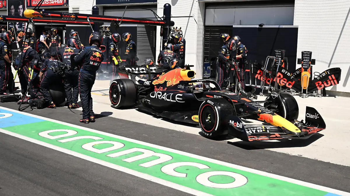 Formula One F1 - Canadian Grand Prix - Circuit Gilles Villeneuve, Montreal, Canada - June 19, 2022 Red Bull's Max Verstappen during a pit stop Pool via REUTERS/Jim Watson