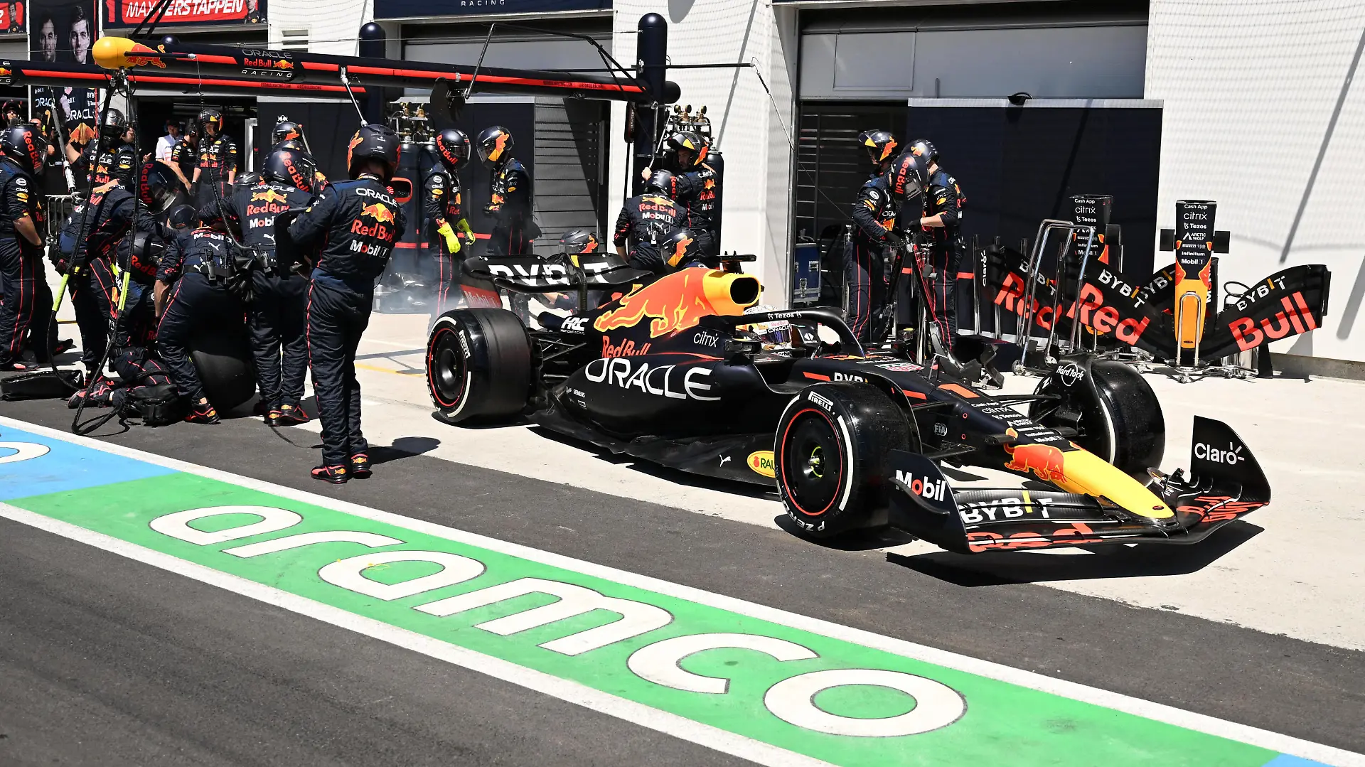 Formula One F1 - Canadian Grand Prix - Circuit Gilles Villeneuve, Montreal, Canada - June 19, 2022 Red Bull's Max Verstappen during a pit stop Pool via REUTERS/Jim Watson