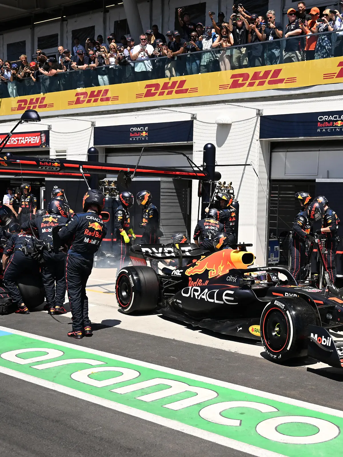 Formula One F1 - Canadian Grand Prix - Circuit Gilles Villeneuve, Montreal, Canada - June 19, 2022 Red Bull's Max Verstappen during a pit stop Pool via REUTERS/Jim Watson