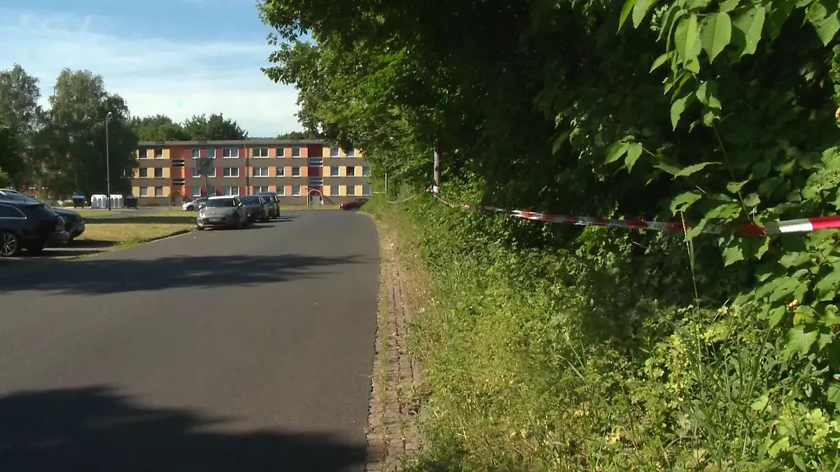 Hinsichtlich des strafunmündigen 13-jährigen, bei dem eine Inhaftierung nicht möglich ist, wurde das Jugendamt Salzgitter vom Tatverdacht in Kenntnis gesetzt. Welche Maßnahmen von dort getroffen worden sind bzw. getroffen werden, ist hier nicht bekan