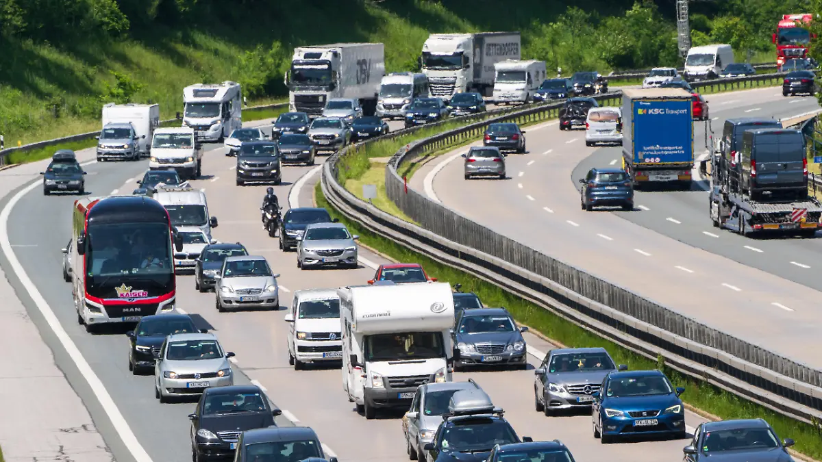 Lkw und Pkw im Rückreiseverkehr zum Ende der Pfingstferien in Bayern fahren zeitweise im Schritttempo auf der Autobahn A8 bei Irschenberg.