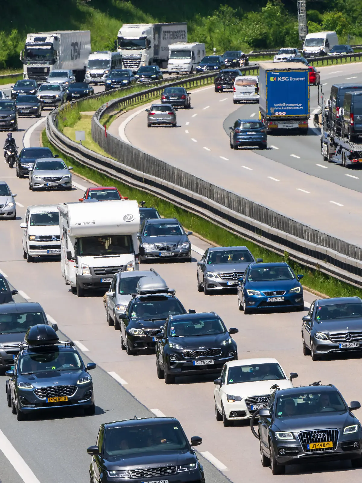 Lkw und Pkw im Rückreiseverkehr zum Ende der Pfingstferien in Bayern fahren zeitweise im Schritttempo auf der Autobahn A8 bei Irschenberg.