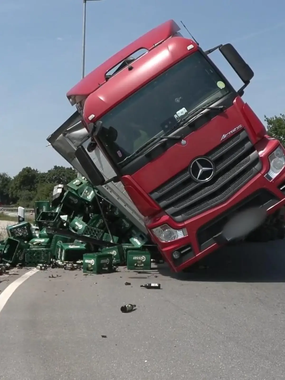 In Bayern ist ein LKW, der voll mit leeren Bierflaschen beladen war, in einem Kreisverkehr umgekippt. Schuld soll ein defekter Aufleger gewesen sein, wodurch die Ladung ins Rutschen kam. Über 6 Stunden lang war die Bundesstraße nur einseitig befahrbar und der Verkehr musste von der Polizei geregelt werden. Insgesamt ist ein Schaden von über 50.000 € entstanden. Dem Fahrer ist zum Glück nichts passiert.
