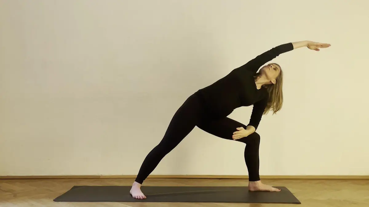 Yoga-Lehrerin Lena Braun im seitlichen Winkel.