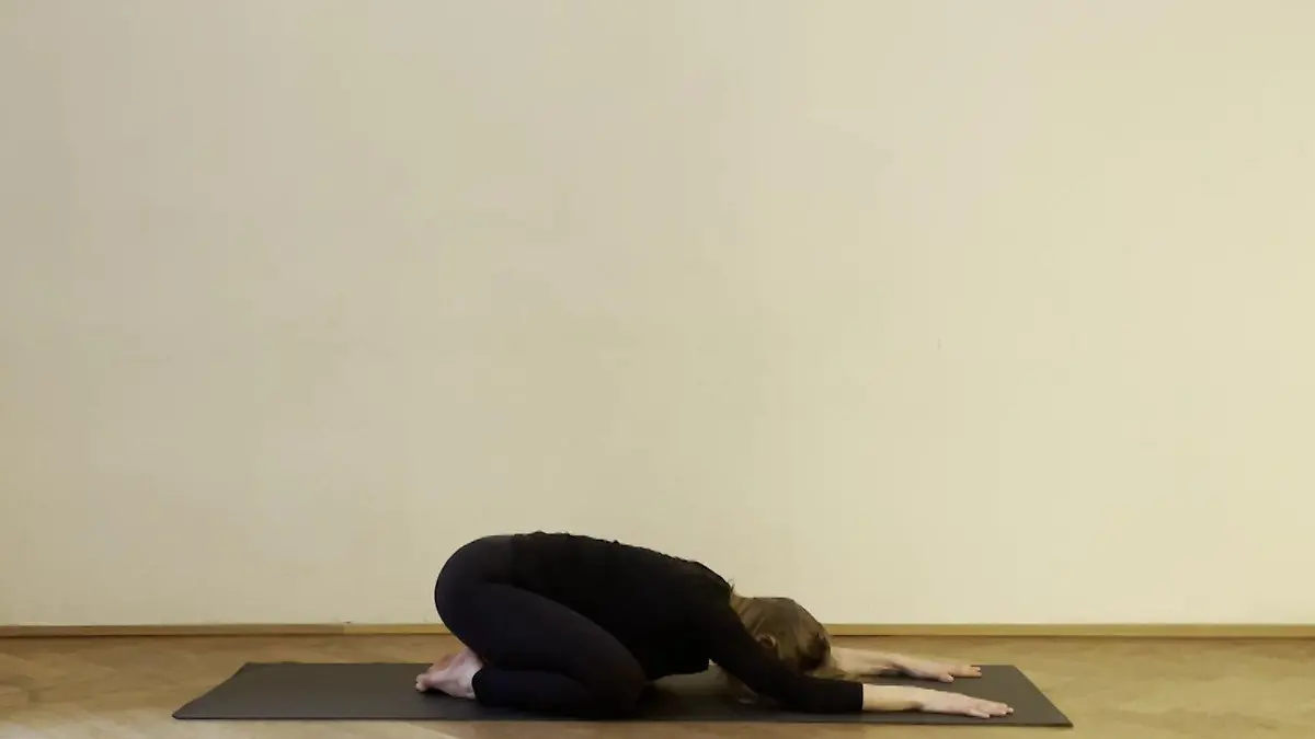 Yoga-Lehrerin Lena Braun in der Haltung des Kindes.
