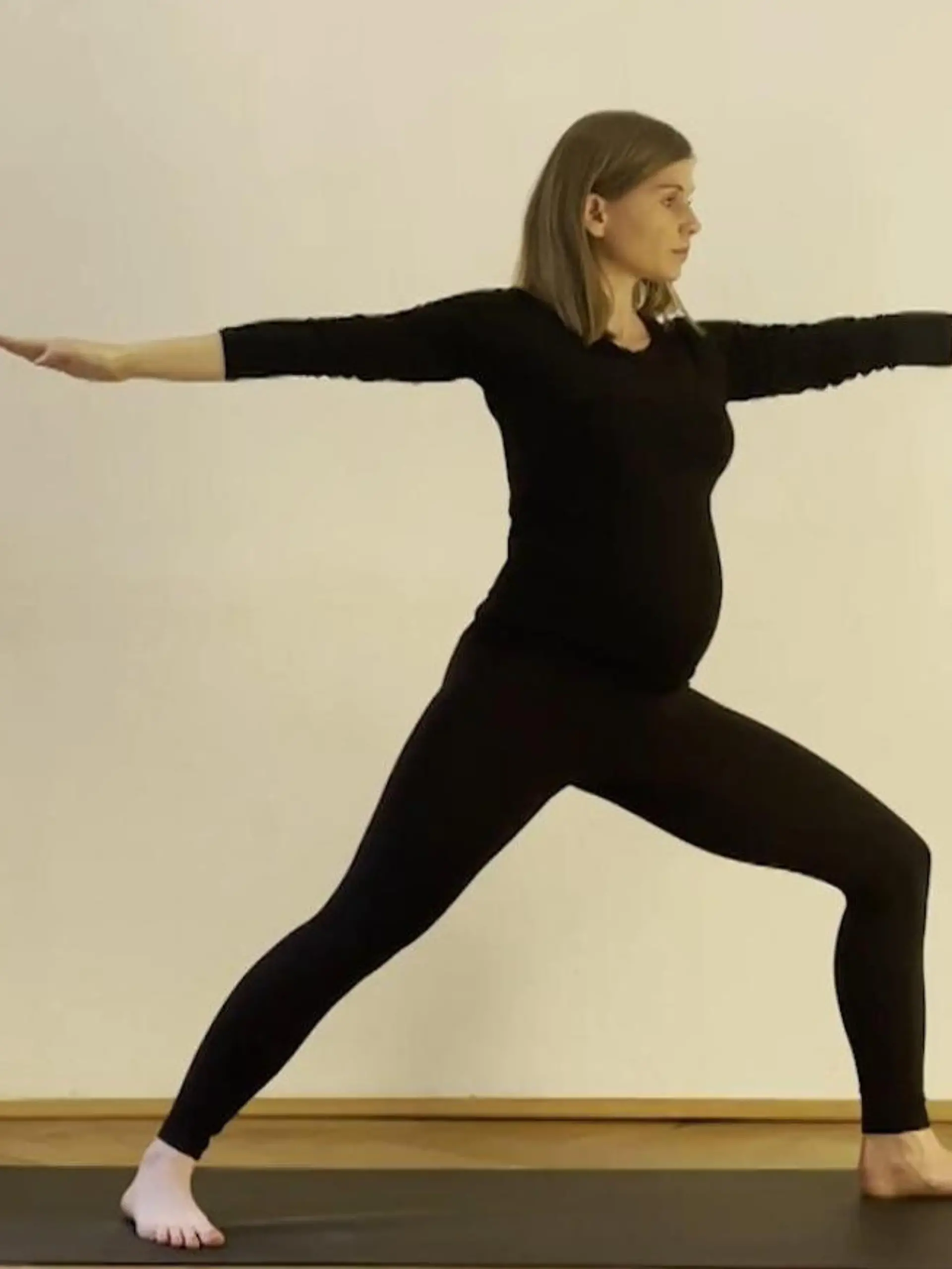 Viele Frauen wollen auch während der Schwangerschaft nicht auf Yoga verzichten oder auch gerne damit anfangen. Grundsätzlich spricht auch nichts dagegen. Yoga-Lehrerin Lena Braun zeigt hier, welche Übungen sich besonders im zweites Trimester eignen.