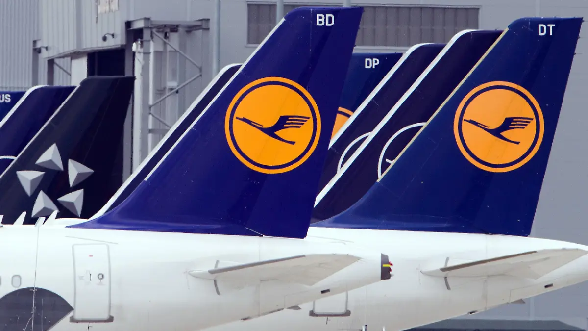 ARCHIV - 02.07.2020, Brandenburg, Schönefeld: Flugzeuge der Fluggesellschaft Lufthansa stehen am Rand des Rollfeldes nebeneinander. Die Lufthansa hat über Weihnachten ein Dutzend Fernflüge gestrichen, weil sich zu viele Piloten gleichzeitig krank gemeldet haben. (zu dpa «Zu viele Piloten krank: Lufthansa streicht Flüge über Weihnachten») Foto: Soeren Stache/dpa-Zentralbild/dpa +++ dpa-Bildfunk +++